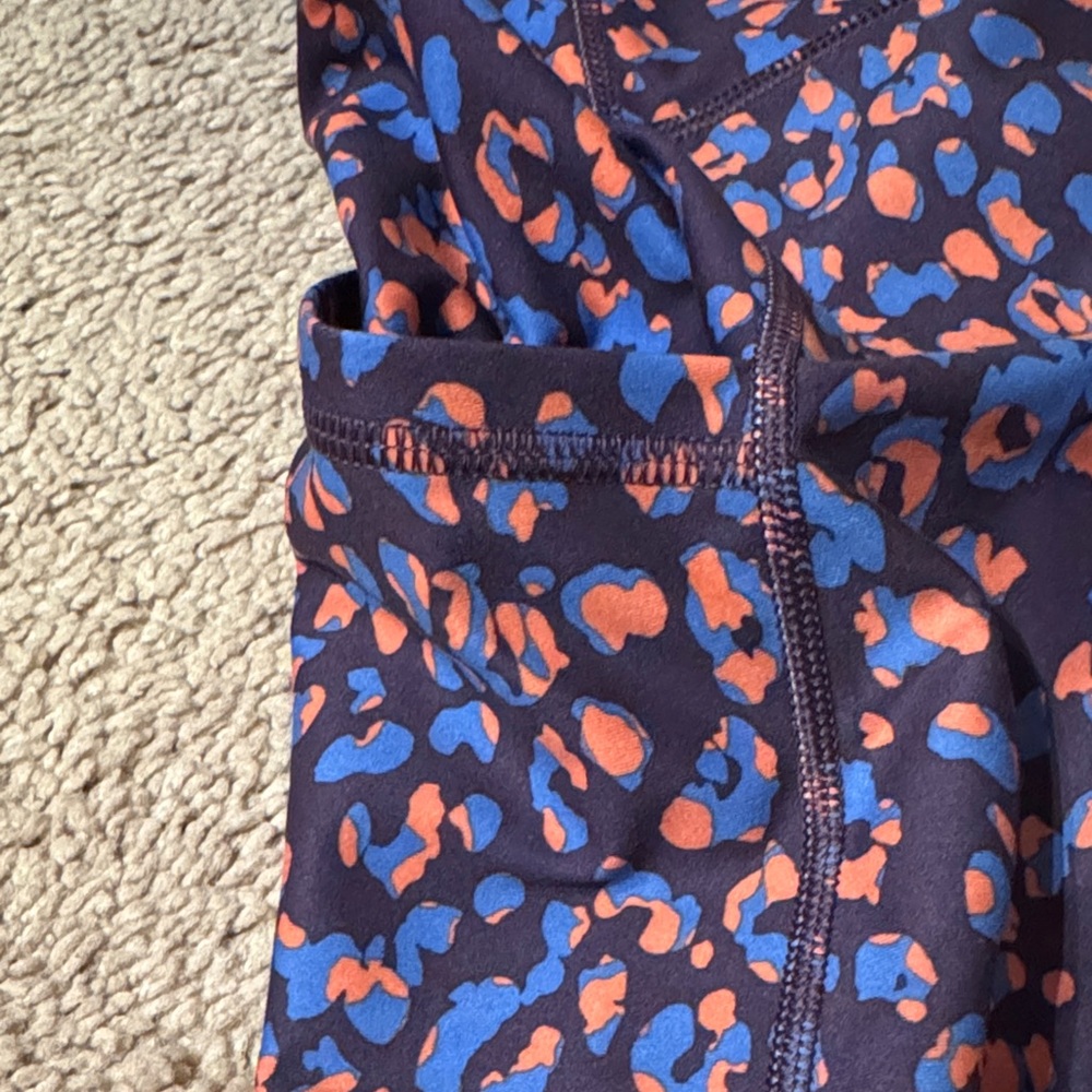 Old Navy Women's Purple Leopard Print Leggings Size Medium w/ Pockets! - Picture 3 of 5
